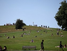 英国天气:英国人今天将在23度的高温下晒太阳，几个小时后大西洋就会出现巨大的雷暴