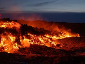 冰岛标志性的蓝湖火山在没有任何预警的情况下爆发，被迫撤离